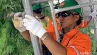 Salah satu pekerja yang ikut membangun Light Rail Transit (LRT) Jabodebek bernama Luwi Saputra.
