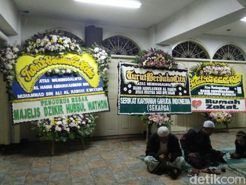 Karangan bunga yang dikirimkan sebagai tanda duka