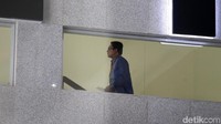 Malik sejatinya dipanggil pada Senin (8/1). Namun saat itu Malik mengirimkan surat ke KPK yang isinya tidak bisa hadir karena ada keperluan keluarga. Keterkaitan Malik dalam kasus korupsi proyek e-KTP pernah disebutkan dalam surat dakwaan Irman dan Sugiharto. Malik disebut menerima USD 37 ribu, tetapi telah dibantah langsung olehnya.