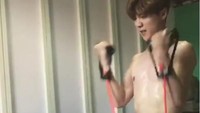 Tuh kan walaupun terlihat kurus di luar, namun sejatinya tubuh Luhan kencang berkat latihan kekuatan seperti ini. (Foto: Instagram/7_luhan_m)