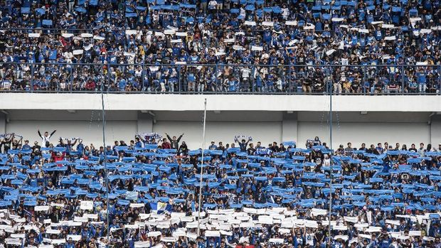 Pendukung Persib Bandung kerap memadati stadion tempat berlangsungnya laga Maung Bandung.