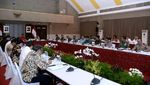 Foto: Saat Jokowi Pimpin Rapat Terbatas Pakai Jaket Timnas