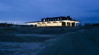 Sementara itu sebuah rest area di Finlandia termasuk unik karena menyajikan ruangan restoran, toko, dan ruang tidur bahkan ruang sauna. Lokasinya berada di jalan raya dari Yunani menuju Finlandia. Istimewa/Quartz.