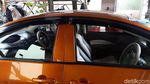 Penampakan Mobil Bermuka Dua di Bengkel Bandung