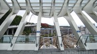 Konsep dari pembangunan stasiun yang terbuat dari kaca, memiliki tujuan untuk keterbukaan dan transparansi. Karenanya cahaya luar bisa masuk ke dalamnya. Istimewa/Inhabitat.