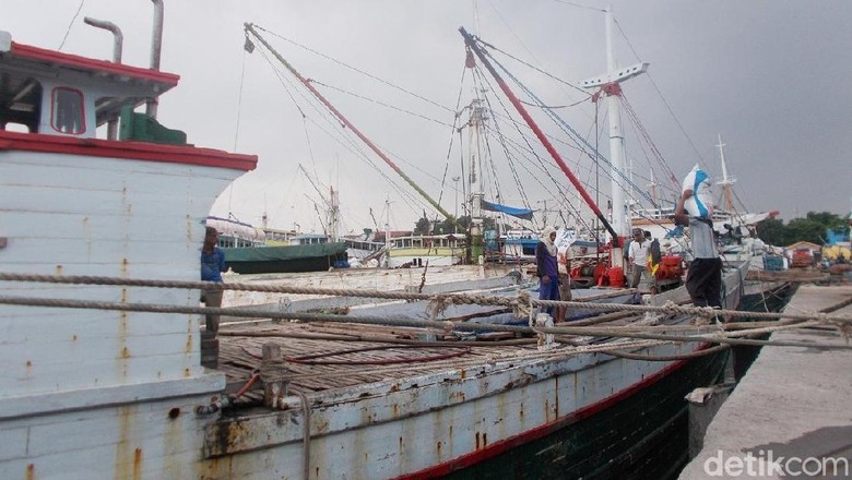 Gelombang Tinggi, 1.534 Calon Penumpang Tertahan di Pulau Bawean Gelombang Tinggi, 1.534 Calon Penumpang Tertahan di Pulau Bawean