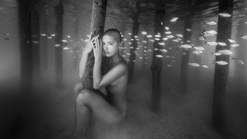 Pemenang kategori Nodet (profesional). Marisa and fishes karya Christian Vizl.Foto: Monochrome Photography Awards