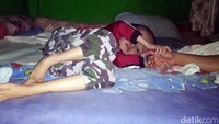 Anak dari pasangan Prayono (54) dan Kasmawati (38) itu tinggal di rumah kontrakan berukuran 4×5 meter, yang berada di Kampung Pintu 04/07, Desa Rancaekek Wetan, Kecamatan Rancaekek, Kabupaten Bandung.