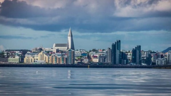 Bicara soal musim dingin, tentunya tak lepas dari Reyjavik, Islandia. Traveler dapat menjajal aneka olahraga musim dingin dan menghangatkan badan di kolam air panas alami, dengan pemandangan alam Islandia yang menawan (iceland.is/CNN) Bicara soal musim dingin, tentunya tak lepas dari Reyjavik, Islandia. Traveler dapat menjajal aneka olahraga musim dingin dan menghangatkan badan di kolam air panas alami, dengan pemandangan alam Islandia yang menawan (iceland.is/CNN)