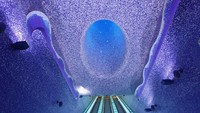 Seperti Toledo Metro Station yang ada di Naples Italia. Ketika masuk ke stasiun ini, para penumpang akan merasakan masuk ke dunia yang berbeda. Kombinasi antara warna biru dan magenta membuat anda terbawa suasana langit di negeri dongeng.   