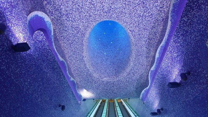 Bikin Betah, Stasiun-stasiun Terkeren di Dunia Stasiun kereta identik dengan desain yang kaku. Ruang tunggu, tempat duduk, sampai cat tembok stasiun kadang membuat kita ingin segera naik kereta. Namun untuk stasiun kereta yang satu ini, pasti bikin anda betah berlama - lama di stasiun. Stasiun-stasiun tersebut antara lain Toledo Metro Station, Stasiun Kievskaya, Stasiun Radhuset, Stasiun Avtovo Metro, Tilework In Szent Gellert Square, Stasiun Formosa Boulevard, Stasiun City Hall, Stasiun Centralen, Stasiun Slavyansky Bulvar, Stasiun Olaias.