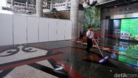 Tower II ditutup rapat dengan papan putih. Tidak terlihat lagi puing-puing reruntuhan selasar di dalam gedung.