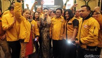 Ia mengaku tak tahu kenapa masalah internal bisa sampai didengar pihak lain. Menurut OSO, ada udang di balik batu tekait peristiwa tersebut.