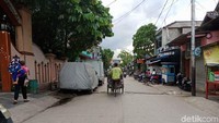 Para tukang becak menyambut baik kebijakan Anies ini.