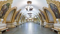 Stasiun Kievskaya, Mayakovskaya And Park Pobedy Stations di Moscow, Russia. Nuansa barat di begitu kental terasa dengan banyaknya ornamen lukisan kuno, serta paduan warna putih dan emas yang berpadu dengan lampu gantung antik.   