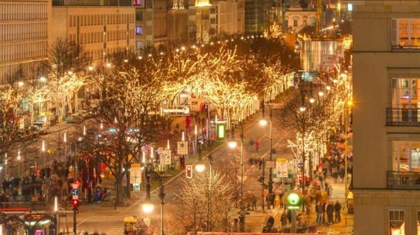 Berlin di Jerman tampak meriah kala musim dingin. Mulai dari pasar-pasar yang ramai hingga konser outdoor, bisa jadi hiburan buat wisatawan (Visit Berlin/CNN) Berlin di Jerman tampak meriah kala musim dingin. Mulai dari pasar-pasar yang ramai hingga konser outdoor, bisa jadi hiburan buat wisatawan (Visit Berlin/CNN)