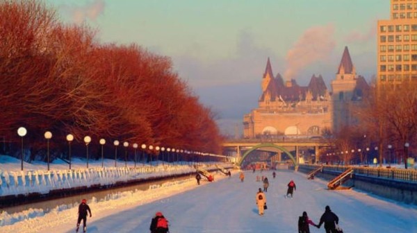 Beralih ke Kanada, ada Ottawa yang bikin traveler betah liburan musim dingin. Di kota ini terdapat area ice skating natural terbesar di dunia lho, tepatnya di Kanal Rideau (Ottawa Tourist Board/CNN)
