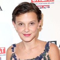 Siapa bilang rambut cepak sulit ditata? Contek gaya Millie yang tampil dengan gaya rambut wet-look saat hadir di BBC America BAFTA, Los Angeles. Foto: Getty Images