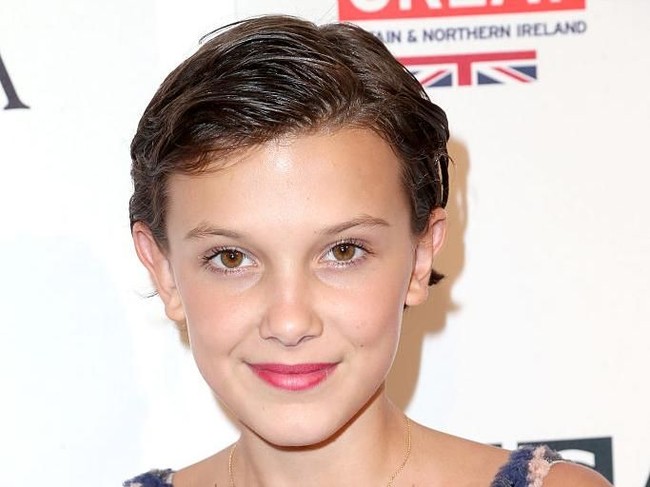 Siapa bilang rambut cepak sulit ditata? Contek gaya Millie yang tampil dengan gaya rambut wet-look saat hadir di BBC America BAFTA, Los Angeles. Foto: Getty Images