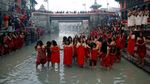 Mengintip Wanita Nepal Mandi Suci di Festival Swasthani Brata Katha