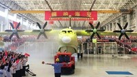 Foto: Kunlong disambut meriah saat prtama kali diperlihatkan. Maklum, Kunlong adalah karya anak bangsa China. 98% Komponen pesawat ini diproduksi di dalam negeri. (AFP)