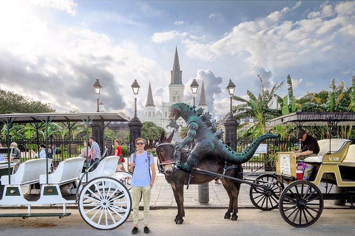 Blogger Tampan Ini Traveling Bareng Godzilla