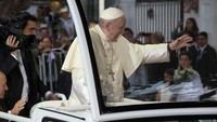 Meski begitu ada juga warga yang memprotes kedatangan Puas. Hal ini terkait skandal seks yang melibatkan begitu banyak pastor (Foto: Dok. REUTERS/Claudio Santana)