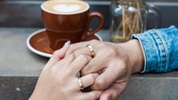 Pasangan Tian dan Junior selalu saja bisa memamerkan momen romantis berdua. Postingan foto dengan gambar dua tangan diselingi foto segelas kopi. Kopi 1 gelas berdua, irit canda Tian. Foto: Instagram Putri Titian