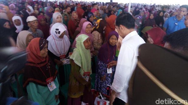 Didampingi Khofifah, Jokowi Bagikan 1.771 KIP di Banjar Jabar