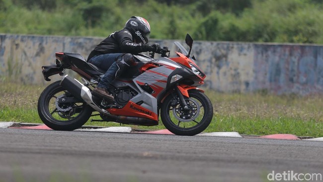 Geber Kawasaki Ninja 250 Baru di Sentul