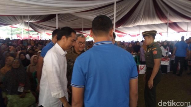 Didampingi Khofifah, Jokowi Bagikan 1.771 KIP di Banjar Jabar