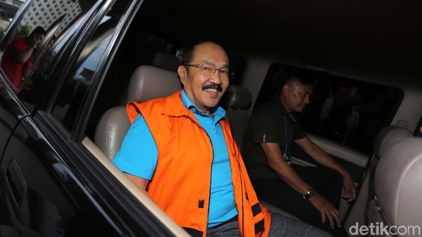 Jadi Tersangka KPK, Fredrich Yunadi Masih Bisa Tersenyum