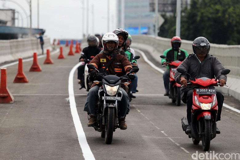 Ilustrasi pengendara motor mengenakan jaket. Foto: Agung Pambudhy Ilustrasi pengendara motor mengenakan jaket. Foto: Agung Pambudhy