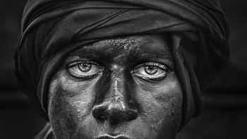 Pemenang kategori Portrait (amatir). Black Portrait karya Habib Alzadjali (Oman).  Foto: Monochrome Photography Awards