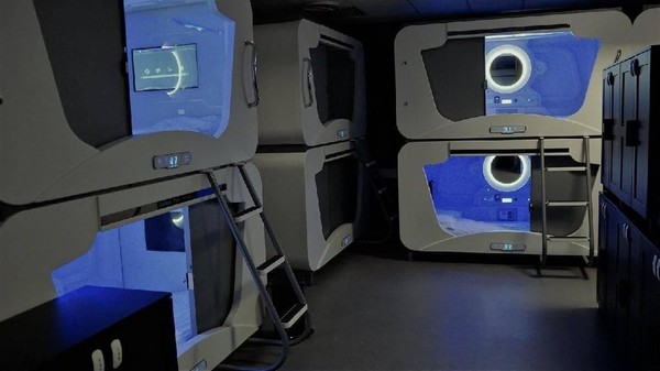 Galaxy Pod terletak di 105, Laugavegur 172, Reykjavik, Islandia. Ruang penginapannya berbentuk kapsul bersusun rapi berwarna putih, dengan lampu LED biru di dalamnya (Facebook/Galaxy Pods Hotel) Galaxy Pod terletak di 105, Laugavegur 172, Reykjavik, Islandia. Ruang penginapannya berbentuk kapsul bersusun rapi berwarna putih, dengan lampu LED biru di dalamnya (Facebook/Galaxy Pods Hotel)