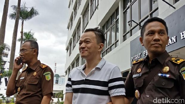 Kejaksaan Agung menangkap Herry terpidana kasus penipuan sebesar Rp 22,39 miliar