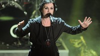 Dolores ORiordan bersama The Cranberries tampil di panggung penutupan Festival Sanremo Song ke-62 di Teater Ariston pada 18 Februari 2012 di Sanremo, Italia. Foto: Getty Images