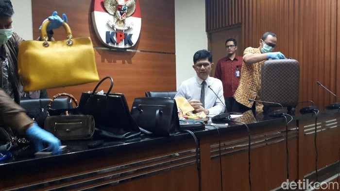 Diduga Hasil Pencucian Uang, KPK Sita 40 Tas Bermerek Bupati Rita
