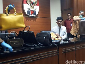 Diduga Hasil Pencucian Uang, KPK Sita 40 Tas Bermerek Bupati Rita