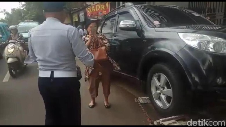Tak Terima Mobilnya Diderek, Wanita Ini Ngamuk ke Petugas Dishub Tak Terima Mobilnya Diderek, Wanita Ini Ngamuk ke Petugas Dishub