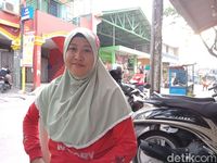 Rubiah (30) masih menggunakan becak untuk transportasi