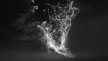 Pemenang kategori Nature (profesional). Tornado of Fear karya Francisco Negroni (Chile). Foto: Monochrome Photography Awards