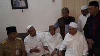 Anies-Sandi saat melayat ke persemayaman Habib Abdurrahman Kwitang (Foto: Dok. Istimewa)