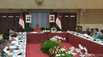 Foto: Saat Jokowi Pimpin Rapat Terbatas Pakai Jaket Timnas