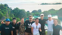 Foto: Wonderful Experience in Raja Ampat! Thank you for having us, tulis pebalap dari Belgia ini di caption foto Instagramnya. (Instagram/@svandoorne)