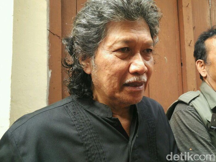 Cak Nun melayat di rumah duka Sujud Kendang, Yogyakarta, Selasa (16/1/2018).