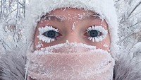 Saking ekstremnya, bulu mata warga Oymyakon ini pun sampai membeku. Brr.. (Foto: dok. instagram anastasiagav)