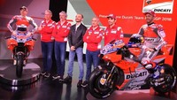 Dua pebalap Ducati; Dovizioso dan Lorenzo, CEO Claudio Dominecali, manajer umum Luigi DallIgna, manajer tim Davide Tardozzi, direktur olahraga Paolo Ciabatti, turut hadir dalam peluncuran itu. (Foto: Twitter @DucatiMotor)