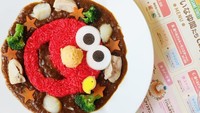 Seporsi nasi kari warna merah berbentuk kepala Elmo jadi santapannya Putri Titian. Terlihat lucu ya. Foto: Instagram Putri Titian