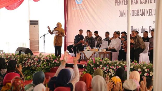 Sehari sebelum diganti, Khofifah masih mendampingi Presiden Jokowi kunjungan di Desa Banjar, Jawa Barat
